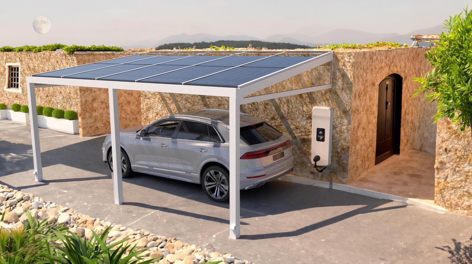 Auto unter einem Solarcarport, das mit grünem Strom über eine Wallbox geladen wird.