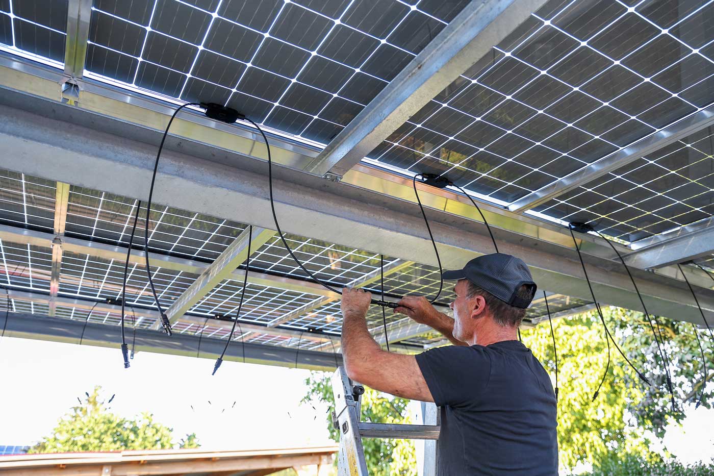 Montage eines Solarcarports für bei einem Neubau.